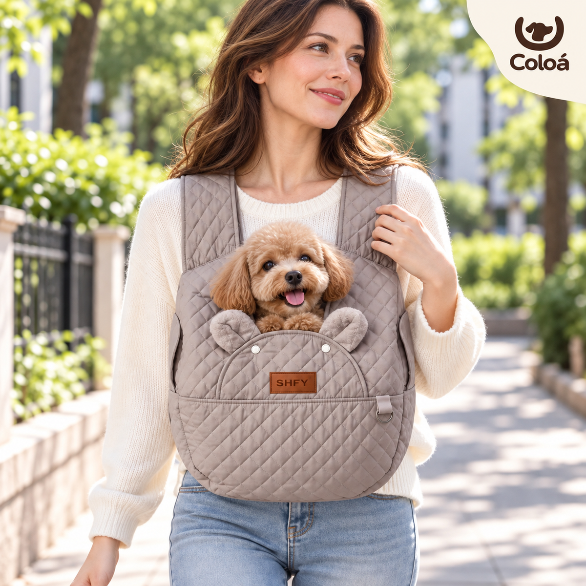 Coloá Ninho cinza — modelo usando carregador com pet